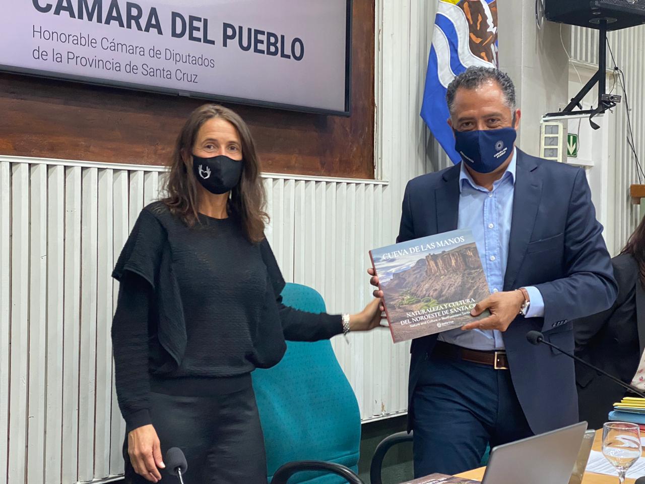 El vicegobernador Eugenio Quiroga con el Libro Cueva de las Manos